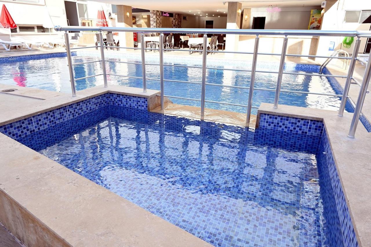 Roxx Royal Hotel คูซาดาซี ภายนอก รูปภาพ