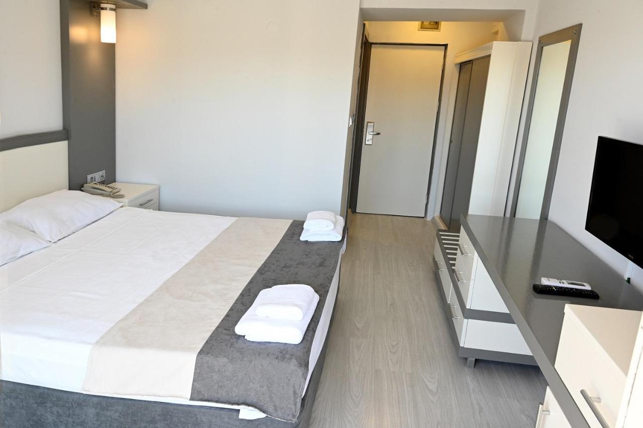 Roxx Royal Hotel คูซาดาซี ภายนอก รูปภาพ